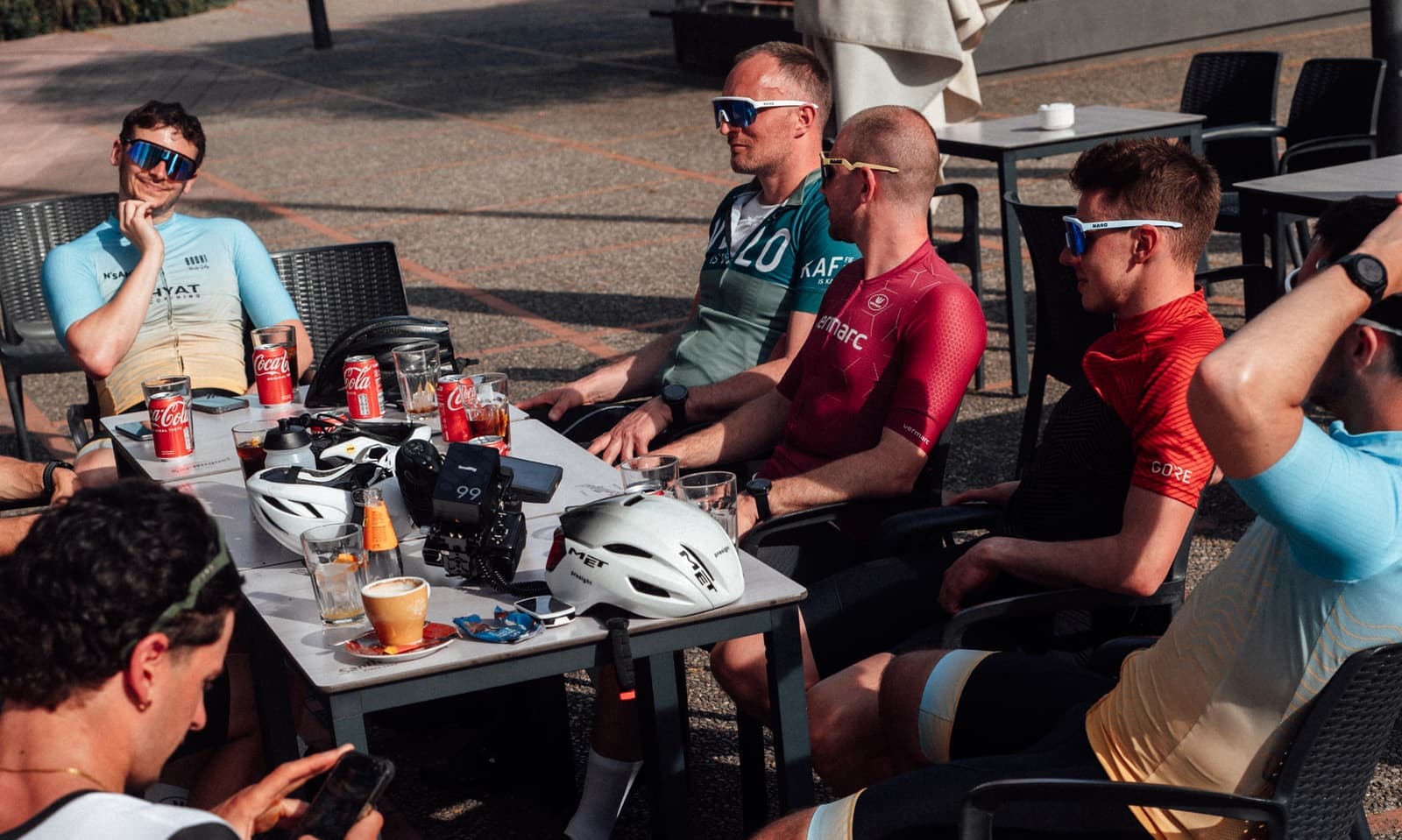 HYTX-fietsers samen aan tafel op een terras tijdens een koffiestop