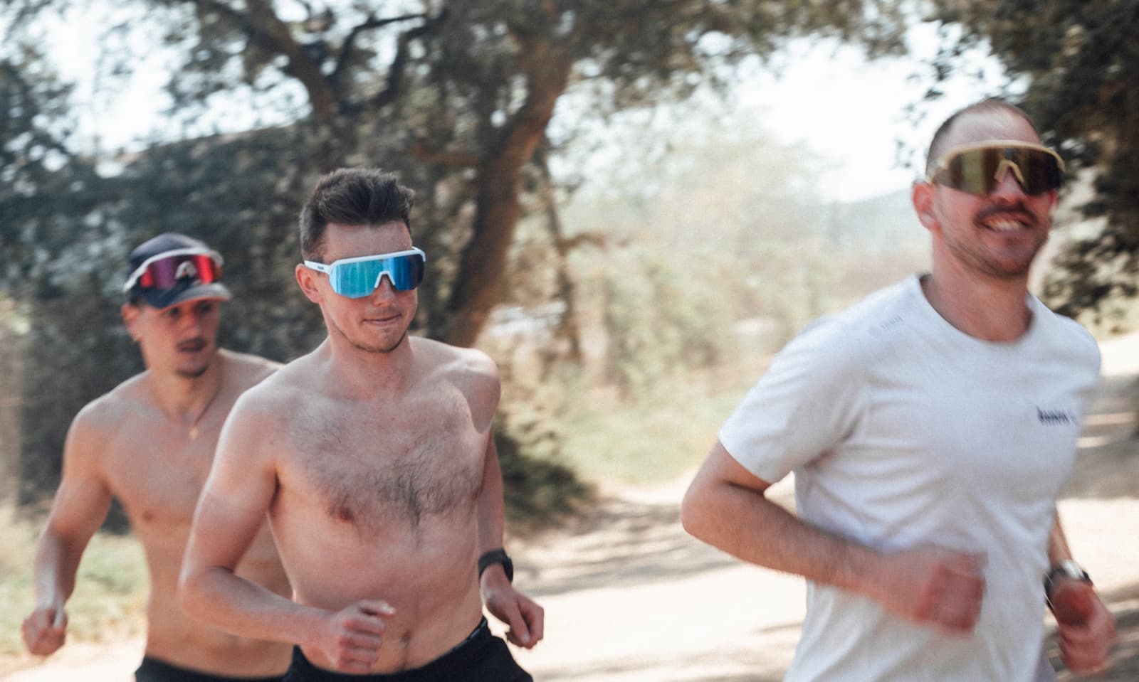 HYTX-lopers tijdens een loop op een zandpad onder de bomen aan de Costa Brava