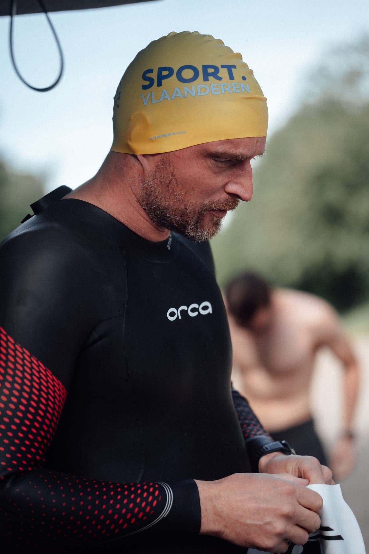 Zwemmer in wetsuit klaar voor openwatertraining